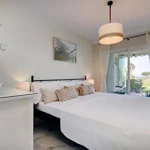 https://apt-la-cala-gorgeous-2-bedroom-with-stunning-gardens.1costadelsol.com